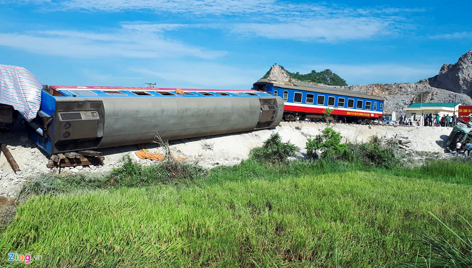 Đường sắt tê liệt sau vụ lật tàu ở Thanh Hóa